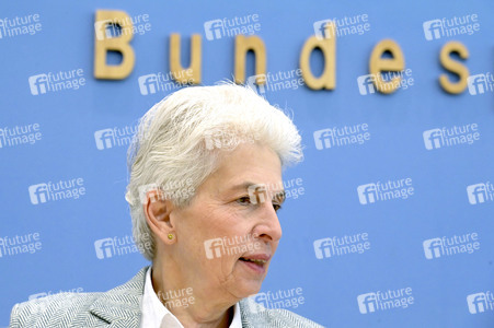 Bundespressekonferenz zum Stand der Sicherheits- und Verteidigungspolitik in Berlin
