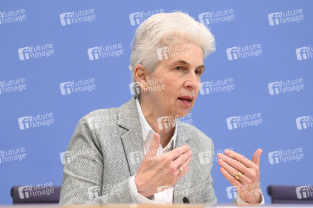 Bundespressekonferenz zum Stand der Sicherheits- und Verteidigungspolitik in Berlin