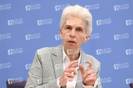 Bundespressekonferenz zum Stand der Sicherheits- und Verteidigungspolitik in Berlin