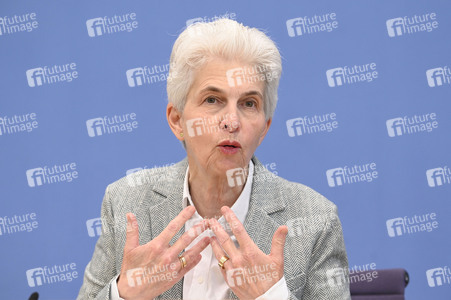 Bundespressekonferenz zum Stand der Sicherheits- und Verteidigungspolitik in Berlin