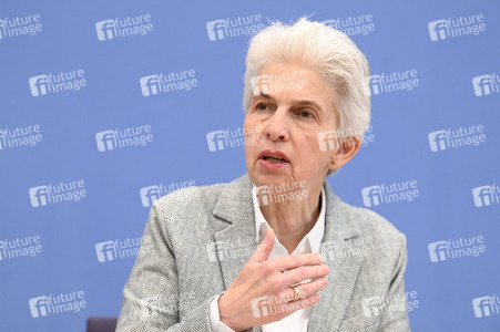 Bundespressekonferenz zum Stand der Sicherheits- und Verteidigungspolitik in Berlin