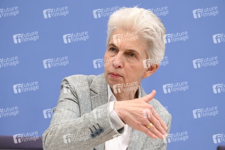 Bundespressekonferenz zum Stand der Sicherheits- und Verteidigungspolitik in Berlin