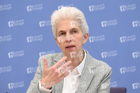 Bundespressekonferenz zum Stand der Sicherheits- und Verteidigungspolitik in Berlin