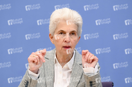 Bundespressekonferenz zum Stand der Sicherheits- und Verteidigungspolitik in Berlin