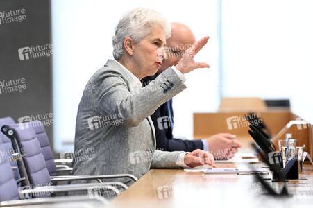 Bundespressekonferenz zum Stand der Sicherheits- und Verteidigungspolitik in Berlin