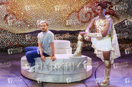 Besuch von Jannik Schümann beim Musical 'Hercules' in Hamburg
