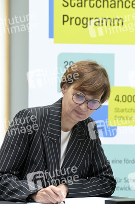 Bundespressekonferenz Unterzeichnung des Startchancen-Programms in Berlin