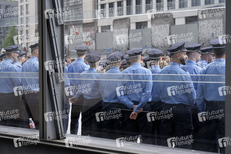 Schweigemarsch für den ermordeten Mannheimer Polizisten Rouven L. in Berlin