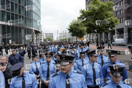 Schweigemarsch für den ermordeten Mannheimer Polizisten Rouven L. in Berlin