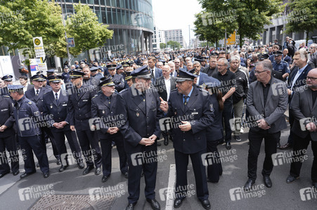 Schweigemarsch für den ermordeten Mannheimer Polizisten Rouven L. in Berlin