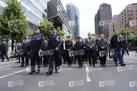 Schweigemarsch für den ermordeten Mannheimer Polizisten Rouven L. in Berlin