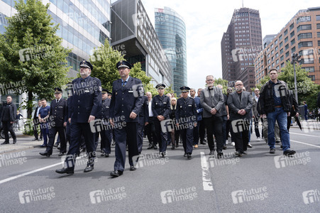 Schweigemarsch für den ermordeten Mannheimer Polizisten Rouven L. in Berlin