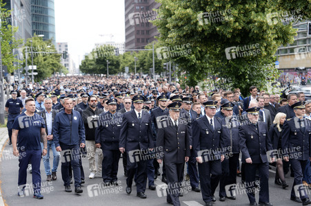 Schweigemarsch für den ermordeten Mannheimer Polizisten Rouven L. in Berlin