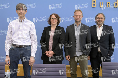 Bundespressekonferenz Rechtsanspruch auf ein Gesellschaftsjahr in Berlin