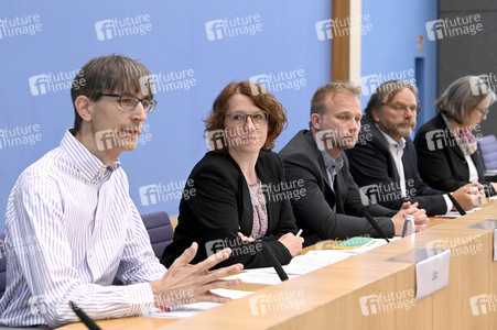 Bundespressekonferenz Rechtsanspruch auf ein Gesellschaftsjahr in Berlin