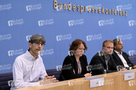 Bundespressekonferenz Rechtsanspruch auf ein Gesellschaftsjahr in Berlin