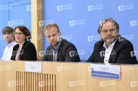 Bundespressekonferenz Rechtsanspruch auf ein Gesellschaftsjahr in Berlin