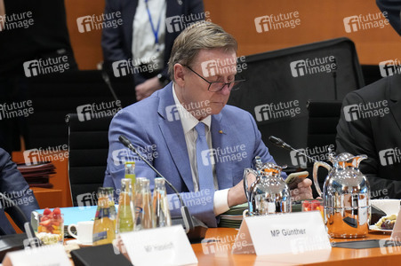 Besprechung von Bundeskanzler Scholz mit den Regierungschefinnen und Regierungschefs der Länder in Berlin