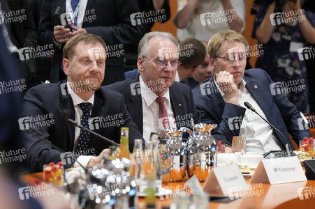 Besprechung von Bundeskanzler Scholz mit den Regierungschefinnen und Regierungschefs der Länder in Berlin