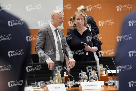 Besprechung von Bundeskanzler Scholz mit den Regierungschefinnen und Regierungschefs der Länder in Berlin