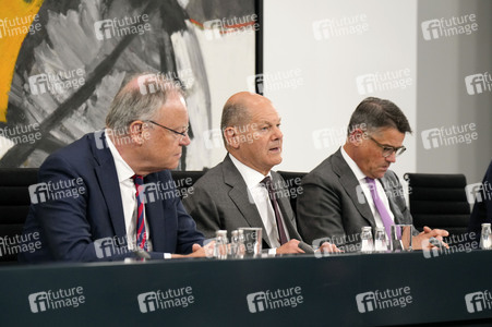 Pressekonferenz im Anschluss an die Beratungen mit den Regierungschefinnen und Regierungschefs der Länder in Berlin