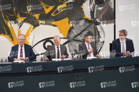 Pressekonferenz im Anschluss an die Beratungen mit den Regierungschefinnen und Regierungschefs der Länder in Berlin