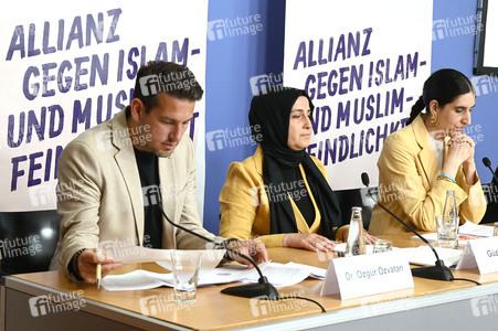 Pressekonferenz von CLAIM in Berlin
