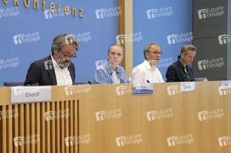 Bundespressekonferenz Neue Verfassungsbeschwerden gegen das Bundesklimaschutzgesetz in Berlin