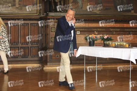 Roland Kaiser beim Eintrag ins Goldene Buch der Stadt Erfurt