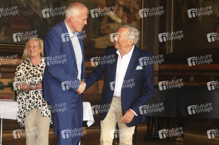 Roland Kaiser beim Eintrag ins Goldene Buch der Stadt Erfurt