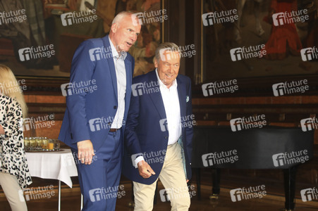 Roland Kaiser beim Eintrag ins Goldene Buch der Stadt Erfurt