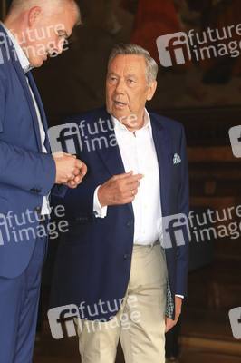 Roland Kaiser beim Eintrag ins Goldene Buch der Stadt Erfurt