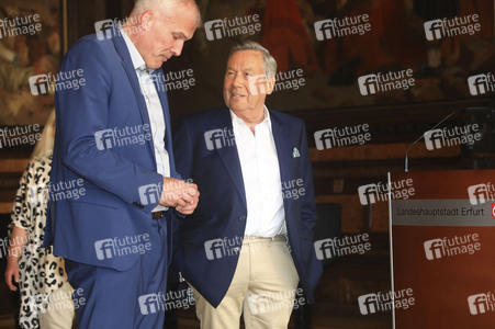 Roland Kaiser beim Eintrag ins Goldene Buch der Stadt Erfurt