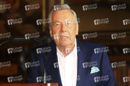 Roland Kaiser beim Eintrag ins Goldene Buch der Stadt Erfurt