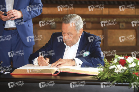 Roland Kaiser beim Eintrag ins Goldene Buch der Stadt Erfurt