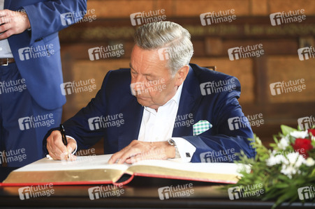 Roland Kaiser beim Eintrag ins Goldene Buch der Stadt Erfurt