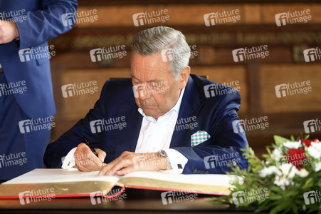 Roland Kaiser beim Eintrag ins Goldene Buch der Stadt Erfurt