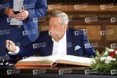 Roland Kaiser beim Eintrag ins Goldene Buch der Stadt Erfurt