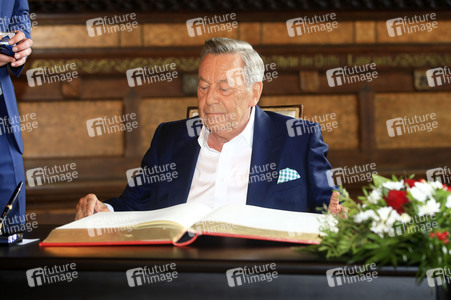 Roland Kaiser beim Eintrag ins Goldene Buch der Stadt Erfurt