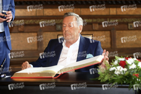 Roland Kaiser beim Eintrag ins Goldene Buch der Stadt Erfurt