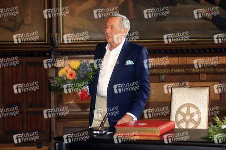 Roland Kaiser beim Eintrag ins Goldene Buch der Stadt Erfurt