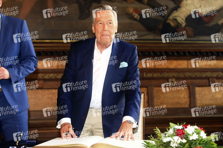 Roland Kaiser beim Eintrag ins Goldene Buch der Stadt Erfurt