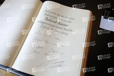 Roland Kaiser beim Eintrag ins Goldene Buch der Stadt Erfurt