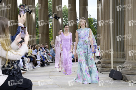 Marc Cain Fashion Show auf der Berlin Fashion Week S/S 2025 in Potsdam