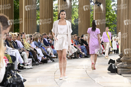 Marc Cain Fashion Show auf der Berlin Fashion Week S/S 2025 in Potsdam