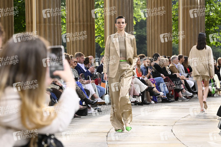 Marc Cain Fashion Show auf der Berlin Fashion Week S/S 2025 in Potsdam