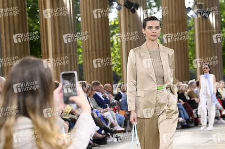 Marc Cain Fashion Show auf der Berlin Fashion Week S/S 2025 in Potsdam