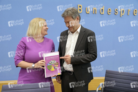 Bundespressekonferenz 1. Gleichwertigkeitsbericht der Bundesregierung in Berlin
