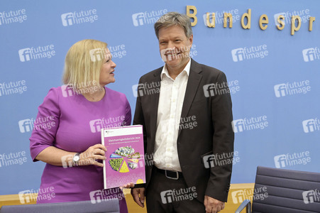 Bundespressekonferenz 1. Gleichwertigkeitsbericht der Bundesregierung in Berlin