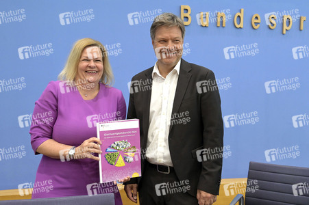 Bundespressekonferenz 1. Gleichwertigkeitsbericht der Bundesregierung in Berlin
